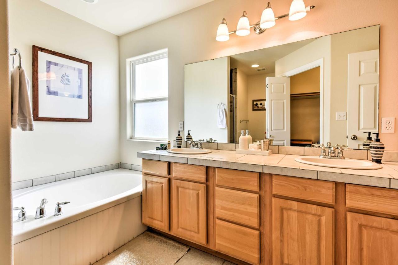 Waterfront Corpus Christi Townhome With Pool And Dock! المظهر الخارجي الصورة